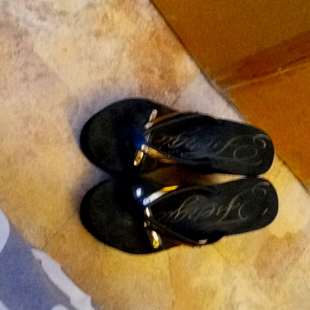 A pair of thongs